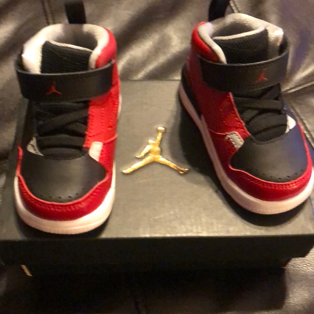 Jordan infant size 5 black/red